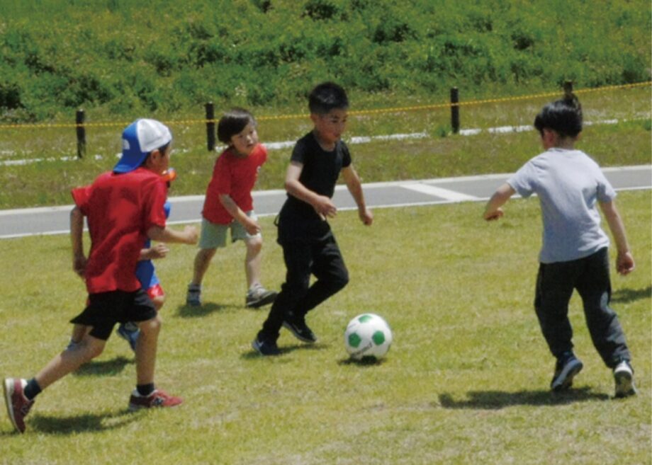 藤沢市内の天然芝のグラウンドでサッカーを楽しむキッズ向けイベント「ちびっこひろば」と「公園の天然芝で英語＆サッカーを楽しもう！」