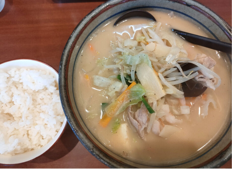 町中華へGO！【９】西区浅間町の｢皆楽亭｣で煮込みラーメン＋ライス＜タウンニュース記者がランチ紹介＞