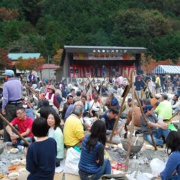 〈西丹沢もみじ祭り・参加者募集〉秋空の下、ステージイベントを楽しみながら名物の「千人鍋」を囲む（山北町）