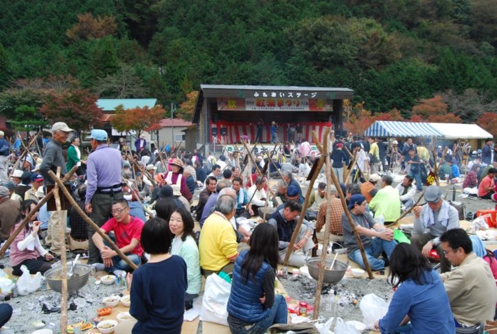 〈西丹沢もみじ祭り・参加者募集〉秋空の下、ステージイベントを楽しみながら名物の「千人鍋」を囲む（山北町）