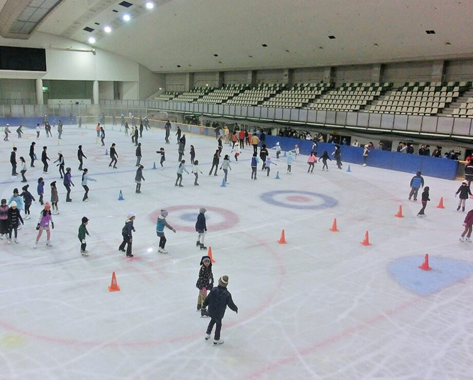 相模原市中区の銀河アリーナのアイススケート場　今季の営業を開始