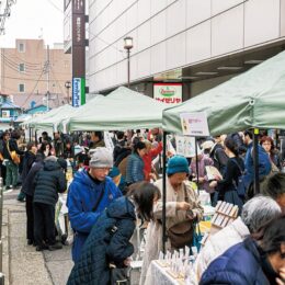 11月23日『かまくら駅前朝市｣』地元名産品など22店、ライブステージも＠東急ストア鎌倉店前通り