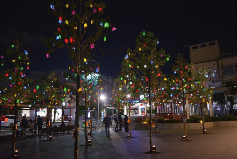 11月末まで点灯　約６００個の「光」の芸術が木に”実る”＠横浜市・港南公会堂前