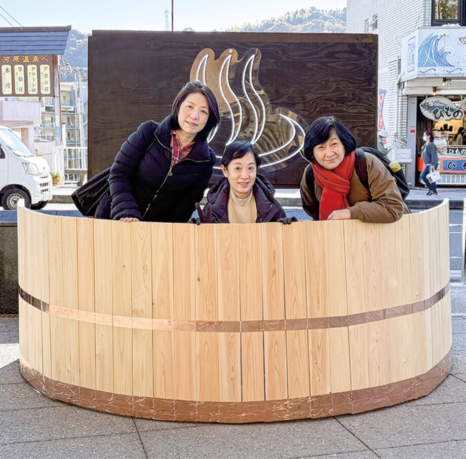 湯河原駅に巨大「湯桶」登場！新たな撮影スポットで温泉の町をＰＲ