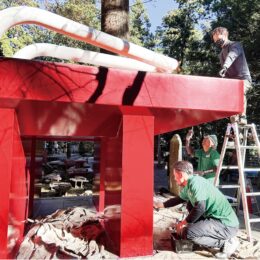 【大雄山最乗寺】塗装協会青年部が最乗寺のシンボル「世界一大きな高下駄」を塗り替えてピカピカに！