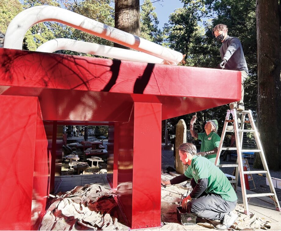 【大雄山最乗寺】塗装協会青年部が最乗寺のシンボル「世界一大きな高下駄」を塗り替えてピカピカに！