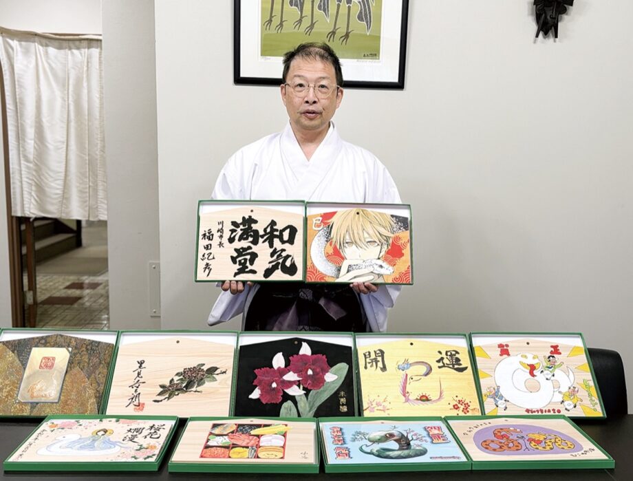 川崎区・稲毛神社で2025年も元日から「有名人慈善絵馬展」芸能界などの著名人から直筆の絵馬