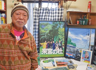 横浜の風景画を「家庭用ペンキスプレー」で描く郷右近さん、鶴見区で「新春展」