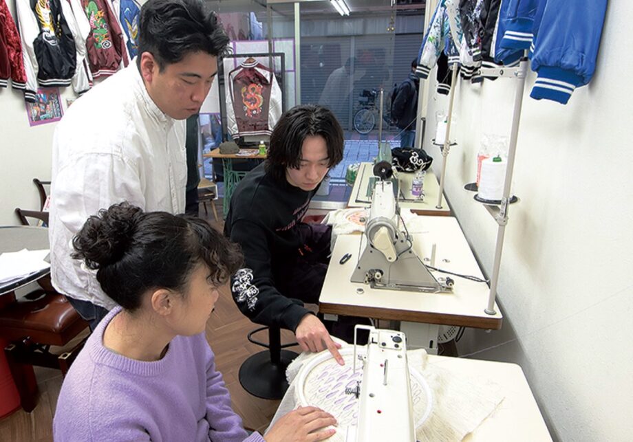 スカジャン「横振り刺しゅう」練習生へ技術伝承をスタート＠横須賀市