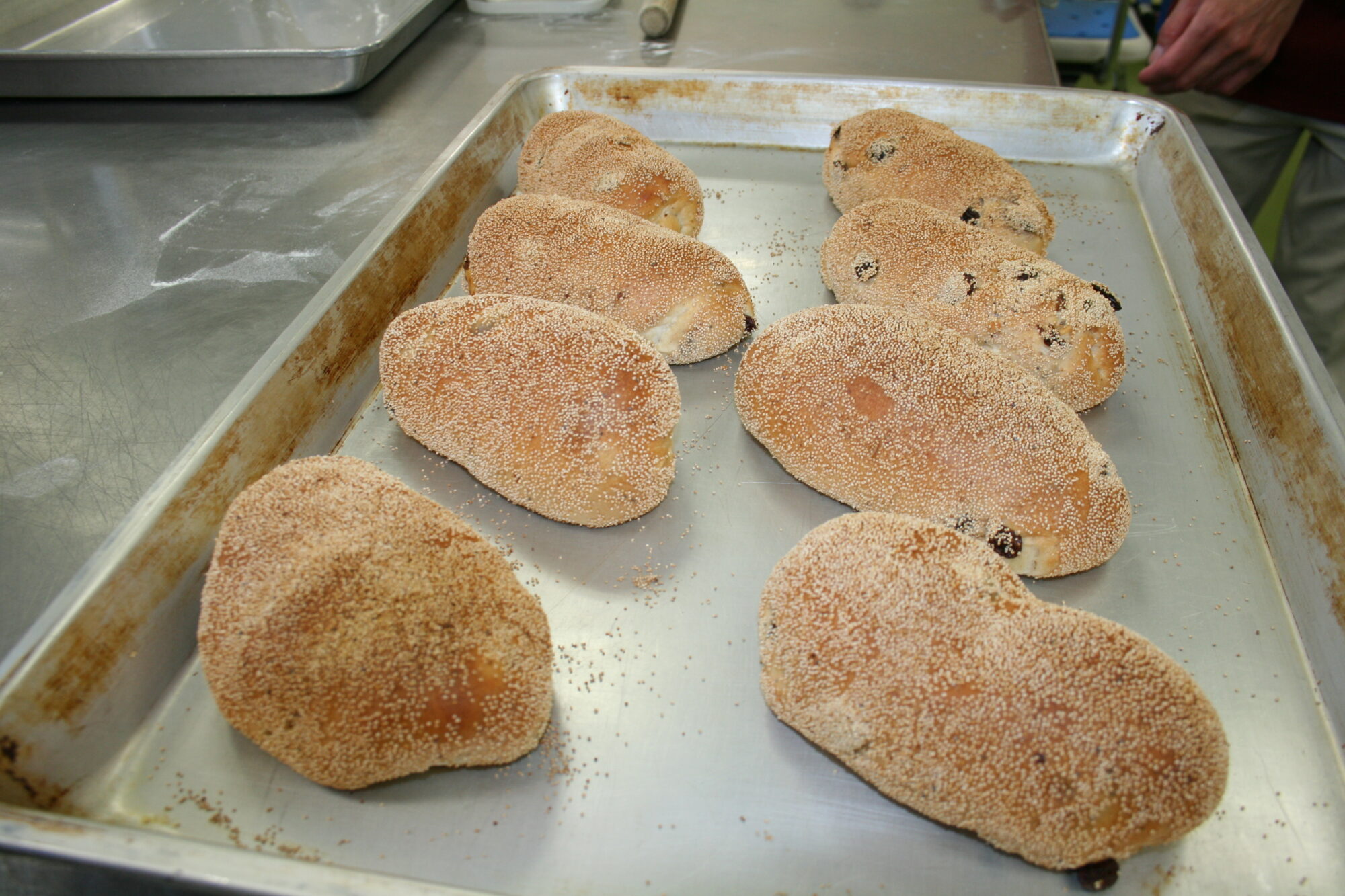 焼きあがったばかりのくるみレーズンパン