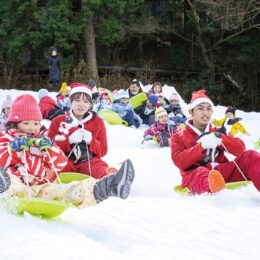 【箱根芦ノ湖畔・箱根園】フカフカ雪でそり遊び「雪・そり遊び広場」営業中！〈2月24日まで〉