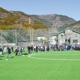 〈松田町・寄みやま運動広場〉新しく人口芝にリニューアルで移住促進や地域活性を期待