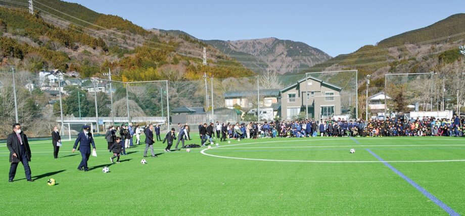 〈松田町・寄みやま運動広場〉新しく人口芝にリニューアルで移住促進や地域活性を期待