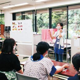 紅花で作った紅花餅（はなもち）を用いた紅花染め講習会が町田市大賀藕絲館で開催