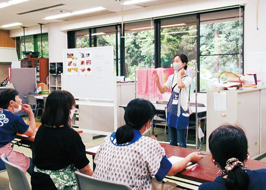 紅花で作った紅花餅（はなもち）を用いた紅花染め講習会が町田市大賀藕絲館で開催