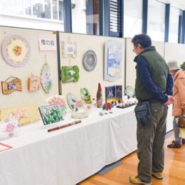 開成町で「町制７０周年記念特別作品展」写真や書道、華道、盆栽など多彩な１５０点〈２月２１日まで〉