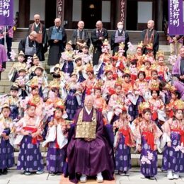 〈南足柄市でお稚児さん募集！〉花まつりで大雄山最乗寺の境内を練り歩く新一年生