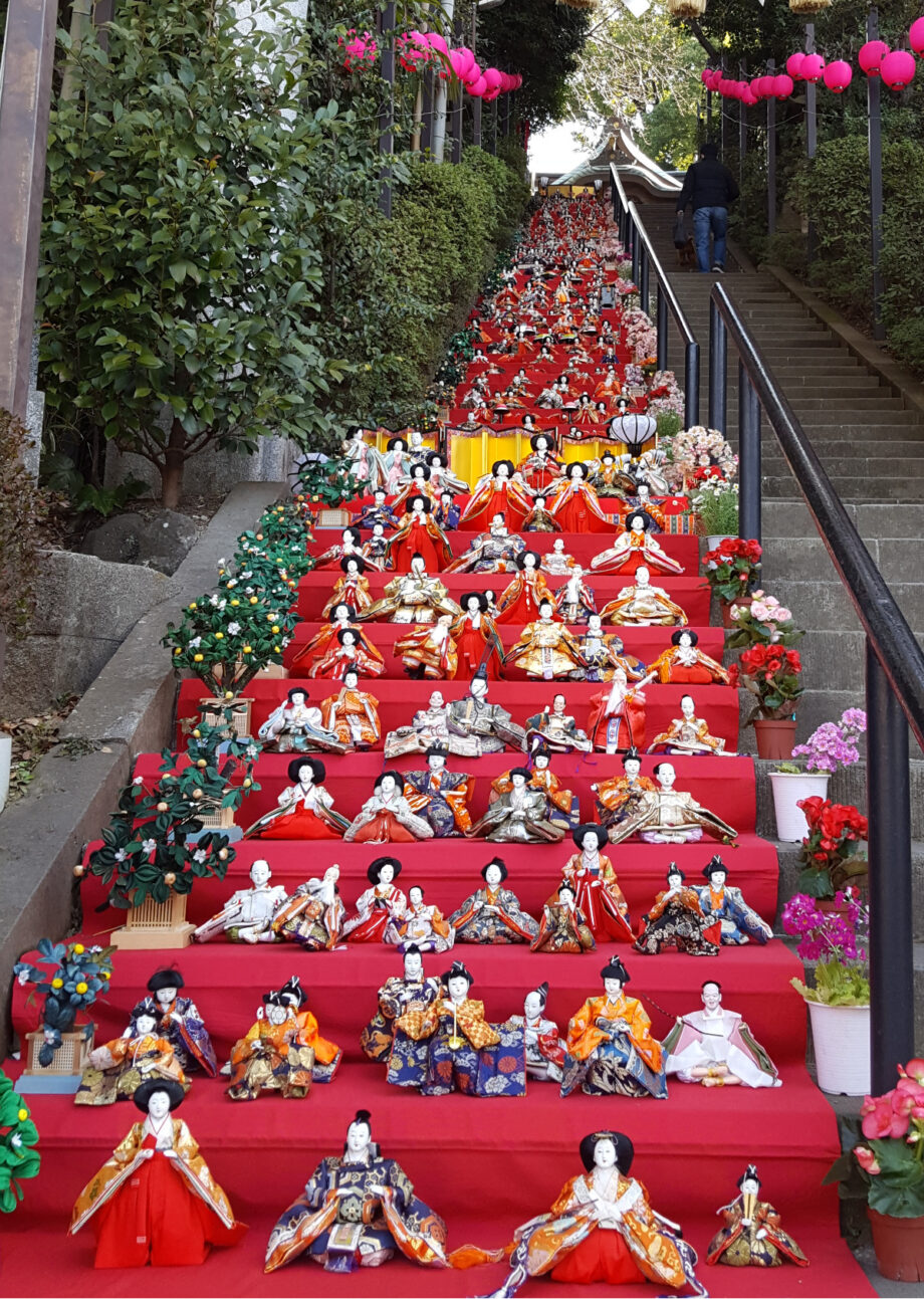 座間神社で2025年3月1日から　石段に千体のひな人形