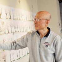 相模原市在住の画家・加藤忠一さんによる個展「市役所さくら通りの２０４本の桜」が現在、千代田７丁目センター（相模原市中央区）で開催中