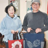 茅ヶ崎在住の伊藤純夫さん・千秋洋子さんがアトリエ展       二人三脚で型染め半世紀