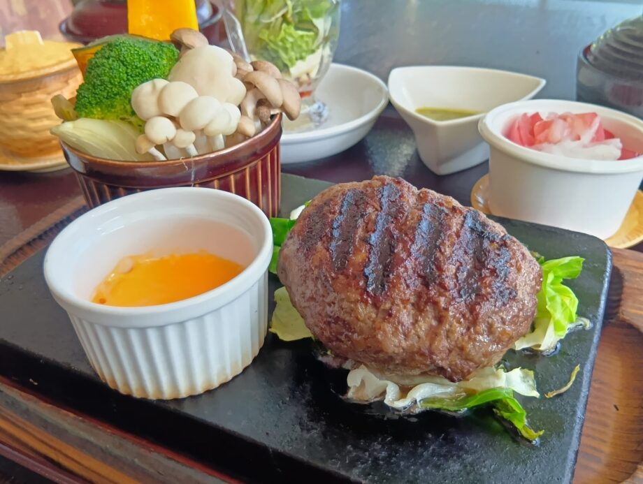 【横浜：ハンバーグ】溶岩プレートで味わうＡ５級黒毛和牛入りハンバーグ。プレミアムセットで、大切な人と特別なひと時を！＠瀬谷区・田舎路