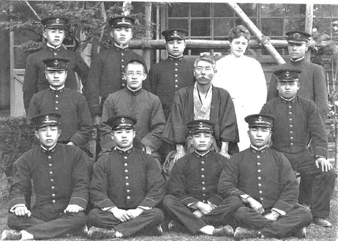 エステラ・フィンチと黒田惟信両師と海軍機関学校のボーイズ達（明治33年）