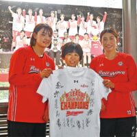 ＜川崎市中原区＞女子バスケ・富士通レッドウェーブ連覇で武蔵小杉駅を装飾【2025年６月13日まで】