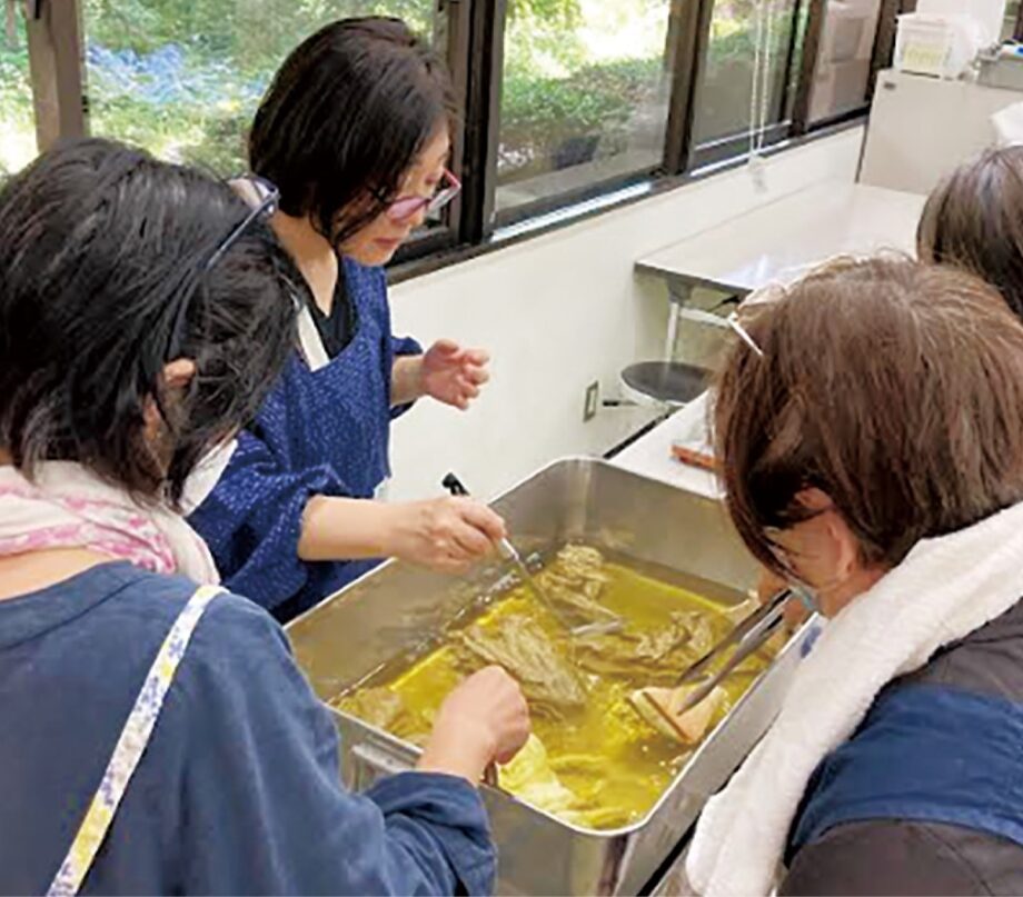 町田市の大賀藕絲館で「紅花の葉で草木染め」講習会開催