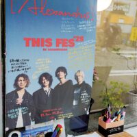 サウザンロード相模台商店街連合（相模原市南区相模台地区）で現在、人気ロックバンド[Alexandros]（アレキサンドロス）のポスタージャックが始まっている