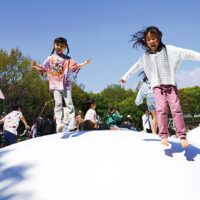 子どもに人気の「ふわふわドーム」や「インクルーシブ回転遊具」が登場＠大磯運動公園