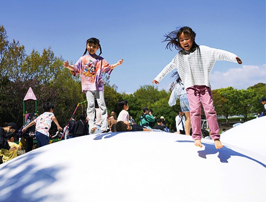 子どもに人気の「ふわふわドーム」や「インクルーシブ回転遊具」が登場＠大磯運動公園