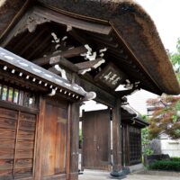 川崎市宮前区・東泉寺で山門のかやぶき屋根を１７年ぶりにふき替え～２００年以上にわたり受け継ぐ