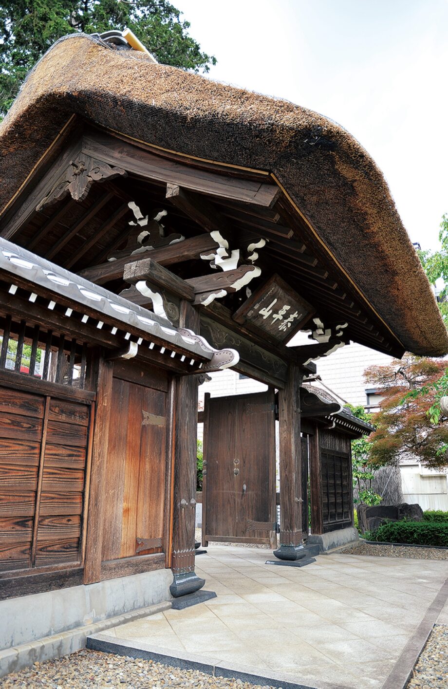 川崎市宮前区・東泉寺で山門のかやぶき屋根を１７年ぶりにふき替え～２００年以上にわたり受け継ぐ