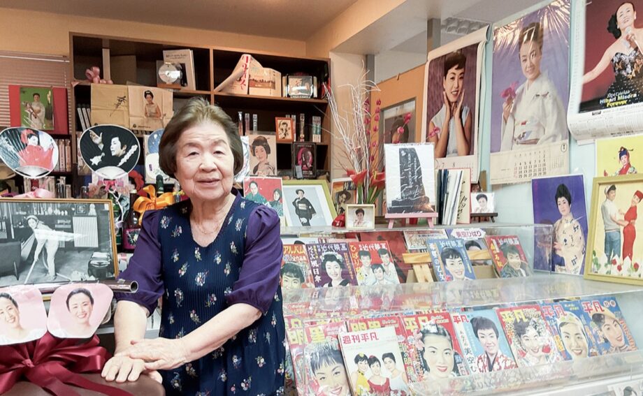 横浜市港南区　カフェギャラリー十三番地　昭和の歌姫「美空ひばり」の記念グッズ多数展示