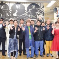 ＪR国府津駅に浮世絵風の「壁画アート」が登場！明治の頃の蒸気機関車や機関庫などを再現