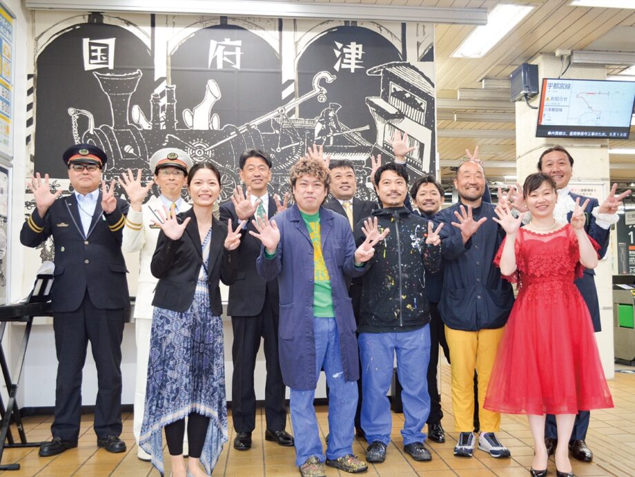 ＪR国府津駅に浮世絵風の「壁画アート」が登場！明治の頃の蒸気機関車や機関庫などを再現
