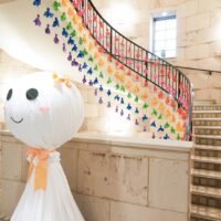 【箱根仙石原プリンスホテル】シーツ再利用のアートイベント「カラフルてるてるアート展」開催中