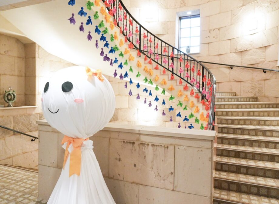 【箱根仙石原プリンスホテル】シーツ再利用のアートイベント「カラフルてるてるアート展」開催中