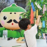 高尾名店街（八王子市）の入り口に2025年も「かんこうさん七夕祭り」の七夕コーナーが設置