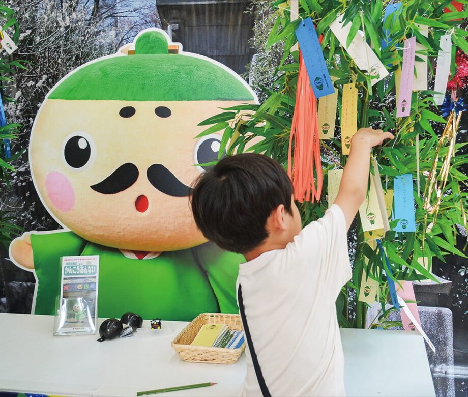 高尾名店街（八王子市）の入り口に2025年も「かんこうさん七夕祭り」の七夕コーナーが設置