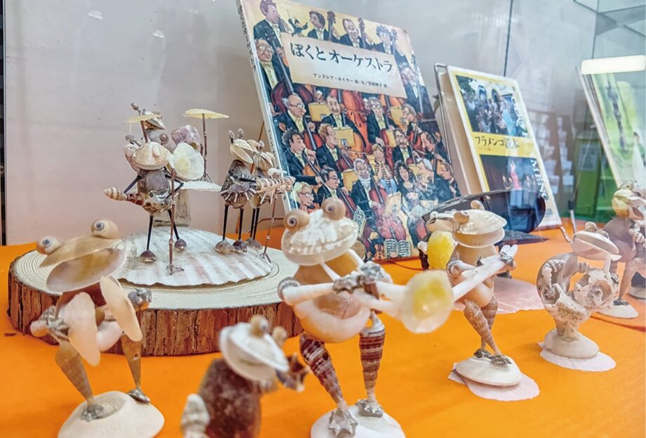 タウンニュース逗子・葉山版連載中「かいのどうぶつえん」千回記念作品も展示～葉山図書館で8月24日まで