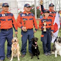 伊勢原市の須山ドッグスクール「2025ＦＣＩ災害救助犬チームワールドチャンピオンシップ」日本チーム初優勝