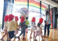 〈開成町制７０周年記念〉開成町役場の窓面に園児らの手形で作った虹が出現！
