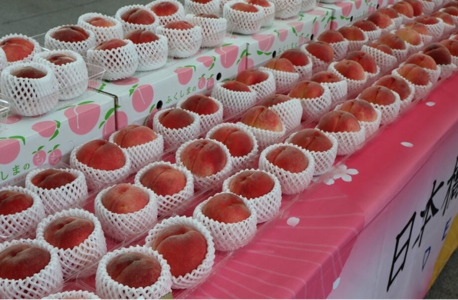 横浜市役所で7月30日　福島復興応援　桃や｢ままどおる｣が販売されるマルシェ