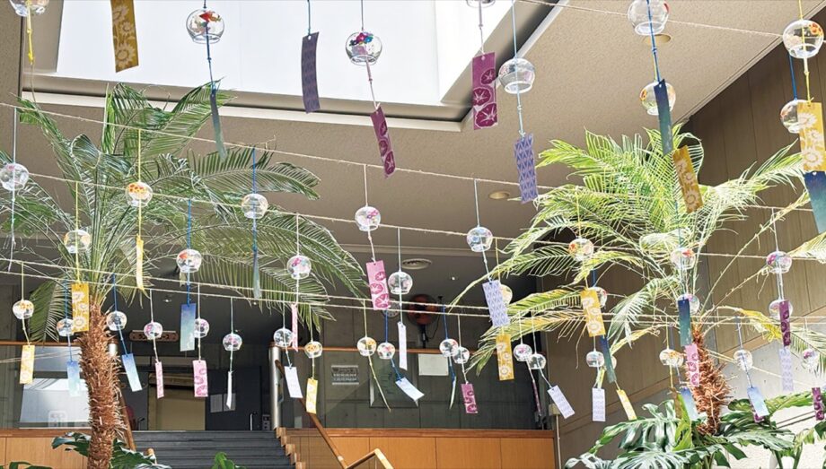 ＜川崎市＞高津スポーツセンターが夏の装い～120個の風鈴でおもてなし【2025年８月末ごろまで】