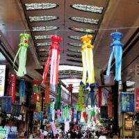 川崎駅東口の川崎銀柳街をカラフルな七夕飾りが彩る【2025年７月下旬頃まで】小学生が短冊を手作り