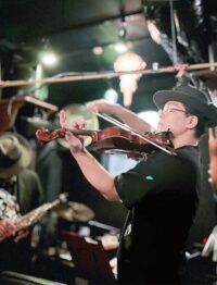バイオリンと絵画が「協演」～八王子市在住の竹内さんがライブを開催【八王子市：味楽苑ギャラリーアート並木】