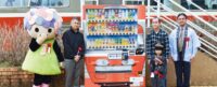 開成町で防カメラ付き自販機が登場！“ロンちゃん”横で見守り