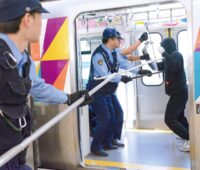 シーサイドライン新杉田駅 電車でのテロ想定し訓練 ＜鉄道・消防・警察が連携＞