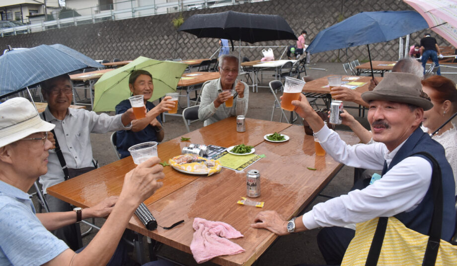 右手にビール、左手に傘　羽沢地区で「星空ビアガーデン」＠横浜市神奈川区